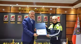 Yaralı kızı üşümekten koruyan polis, ayın polisi seçildi