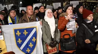 Bosna soykırımı inkar eden Peter Handke'ye Nobel Ödülü verilmesi İsveç'te protesto edildi