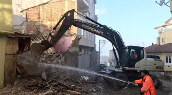 Gemlik Belediyesi'nden metruk bina temizliği