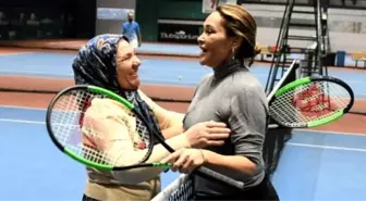 Hülya Avşar, tenis turnuvasında 67 yaşındaki Durdu Teyze ile maça çıktı