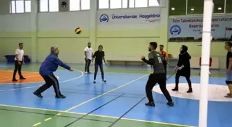 Rektör Şahin, öğrencilerle voleybol maçı yaptı