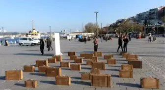 Üsküdar'da tel örgüler içinde valizli etkinlik... Ülkelerini terk etmek zorunda kalanlara vurgu...