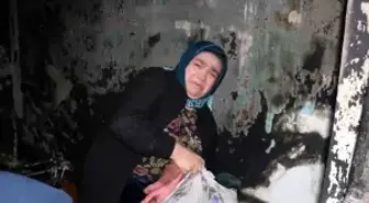 Evi yanan kadın eşyalarını gözyaşları içinde topladı