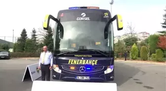 Fenerbahçe Futbol Takımı, yeni otobüsünü teslim aldı