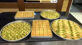 Baklava üreticileri 'fıstık stokçularından' rahatsız