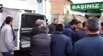 Durakta bekleyen yolculara otomobil çarptı: 3 ölü