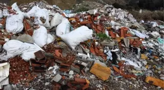 Kaçak moloz dökülen alanda asbeste rastlandı