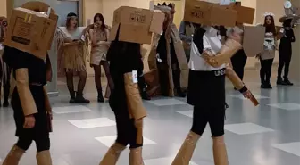 Kağıttan kıyafet giyip podyuma çıktılar