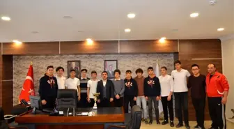 Kaymakam Coşkun, şampiyon güreşçileri ağırladı