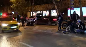 Polis aracına çarpan motosikletteki iki kişi yaralandı
