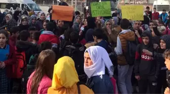 Sancaktepe'de veliler ve öğrenciler, okul müdürünü protesto etti