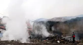 Zonguldak'ta mobilya imalathanesinde çıkan yangında soğutma çalışmaları sürüyor