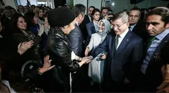 Ahmet Davutoğlu ile Nihal Olçok el ele poz verdi