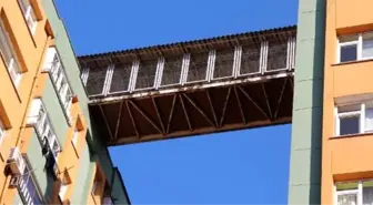 Apartman sakinleri, yangından kaçmak için kurulan köprüde misafirliğe gidiyor