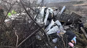 Freni boşalan tır şarampole devrildi: 1 ölü