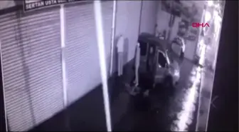 Girdikleri iş yerlerinde ne bulurlarsa çalan şüpheliler kamerada