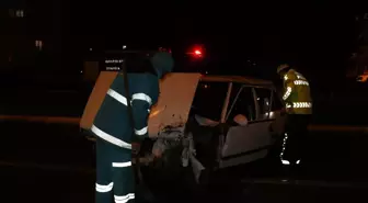 Isparta'da otomobil trafik ışıklarında bekleyen araçlara çarptı: 1 yaralı