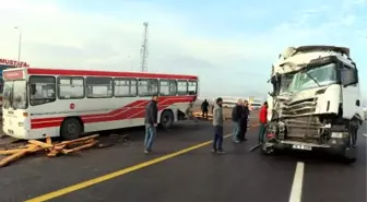 TIR, belediye otobüsüne çarptı: 11 yaralı