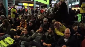 Hollanda'da iklim protestocuları havaalanını işgal etti