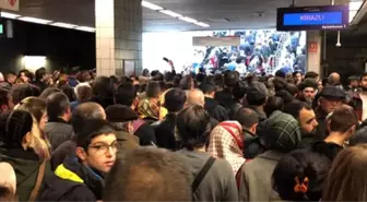 İstanbul'da saatlerdir duran metro seferleri sonrası vatandaş bilgi alacak muhatap bulamadı