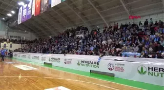 Kocaeli köy okullarındaki çocuklar için sahaya pelüş oyuncak attılar