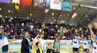 Köy okullarındaki çocuklar için sahaya pelüş oyuncak attılar