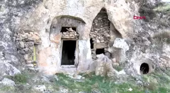 Diyarbakır kaya mezarlarda süryanice kitabeler bulundu