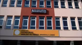 Fabrika gibi çalışan lisenin öğrencileri hem öğreniyor hem kazanıyor