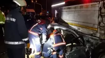 Otomobil tıra ok gibi saplandı: 1 ölü