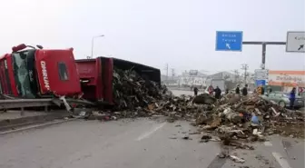 Hurda yüklü TIR devrildi, sürücü yaralandı