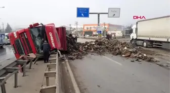 Hurda yüklü tır devrildi, sürücü yaralandı