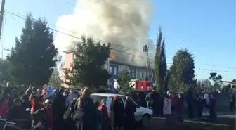 Okulun çatısı yandı, öğrenciler tahliye edildi (2)