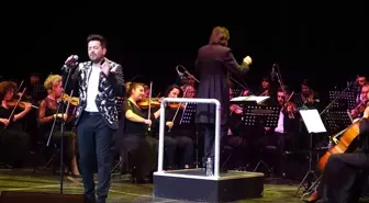 Emre Altuğ, sanat hayatının 20. yılını konserle kutladı