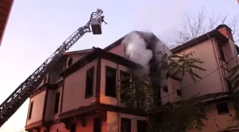 İzmit'te tarihi ahşap binada çıkan yangın büyük hasara neden oldu