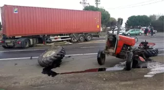 TIR'la çarpışan traktör parçalara ayrıldı: 1 yaralı