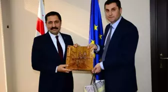 Vali Mustafa Masatlı, berberindeki heyetle birlikte Gürcistan'ın Samtskhe-Javakheti bölgesine resmî...