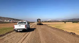 Yol çalışmaları yağmur çamur dinlemiyor