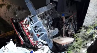 Yılbaşı süslemesi yapan işçileri taşıyan vinç devrildi: 1 ölü, 3 yaralı