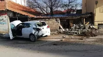 Freni boşalan iş makinesi 3 otomobile çarptı: 2 yaralı