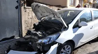 Freni patlayan kepçe park halindeki 3 otomobile çarptı: 2 yaralı