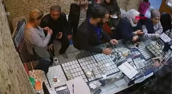 İzmir 20 lira kapora verdi, 2 bin lira değerinde altın çaldı -1