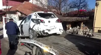 Yozgat freni boşalan iş makinesi 3 otomobile çarptı 2 yaralı