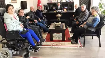 Burhaniye'de engellilerden Kaymakam Öner'e teşekkür plaketi