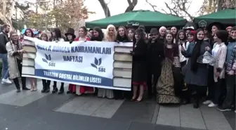 Roman kahramanları sokağa indi