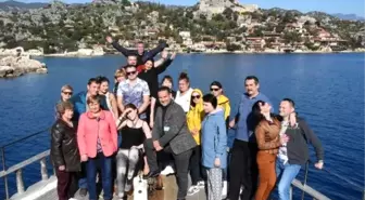 Rus turistler, Kekova turunda denize girdi