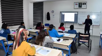 Tekerlekli sandalyeyle okula giden Kardelen'e en büyük destek arkadaşından