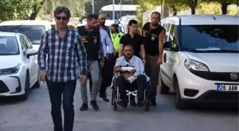 Eşini satırla öldüren sanık, 'kasten yaralama' davasında hakim karşısında