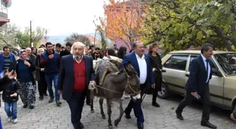 Kitaplar kütüphaneye eşekle getirildi