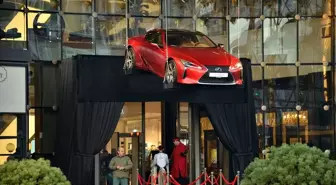 Lexus LC 500, havada asılı olarak sergileniyor