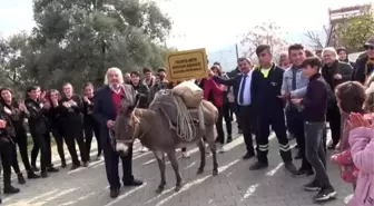 Yeni kütüphanenin kitaplarını eşekle taşıdılar